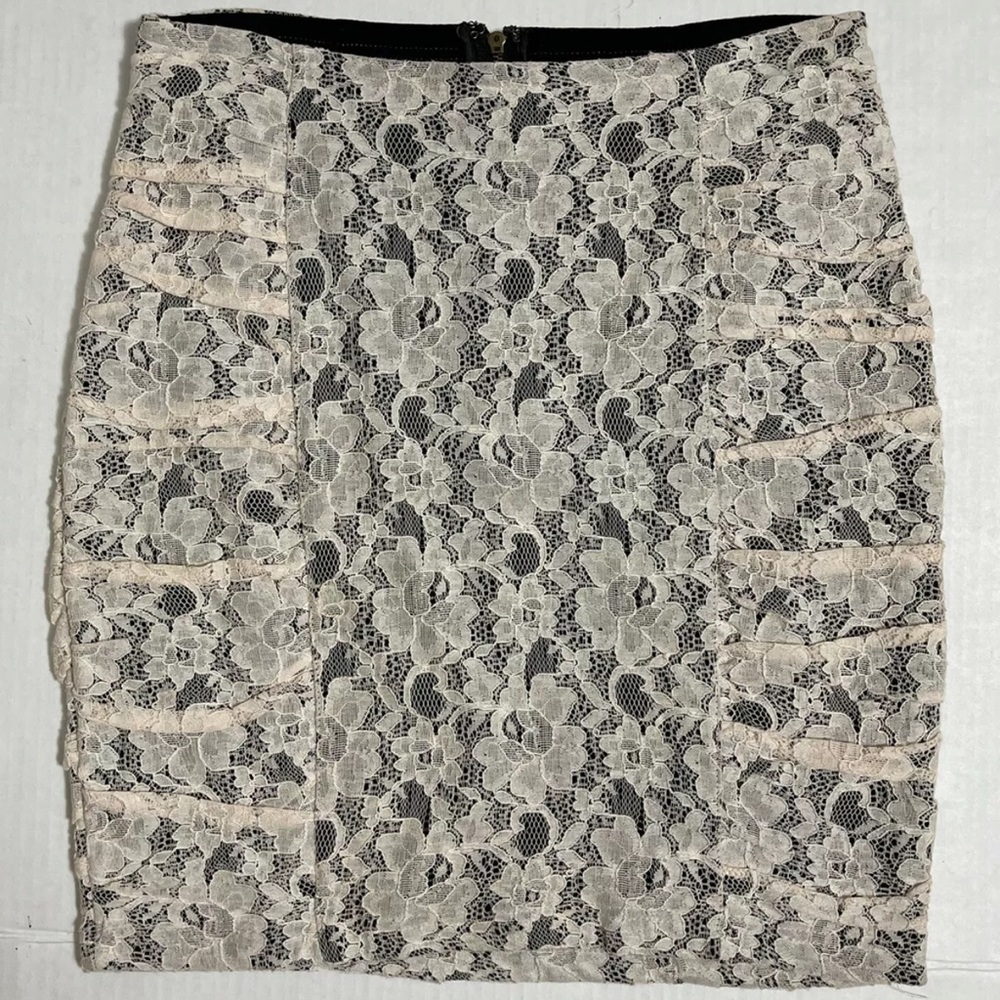NEW FOREVER 21 Woman’s Above The Knee Lace Pencil Skirt Pale Pink sz Small